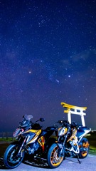 バイクと鳥居と星空