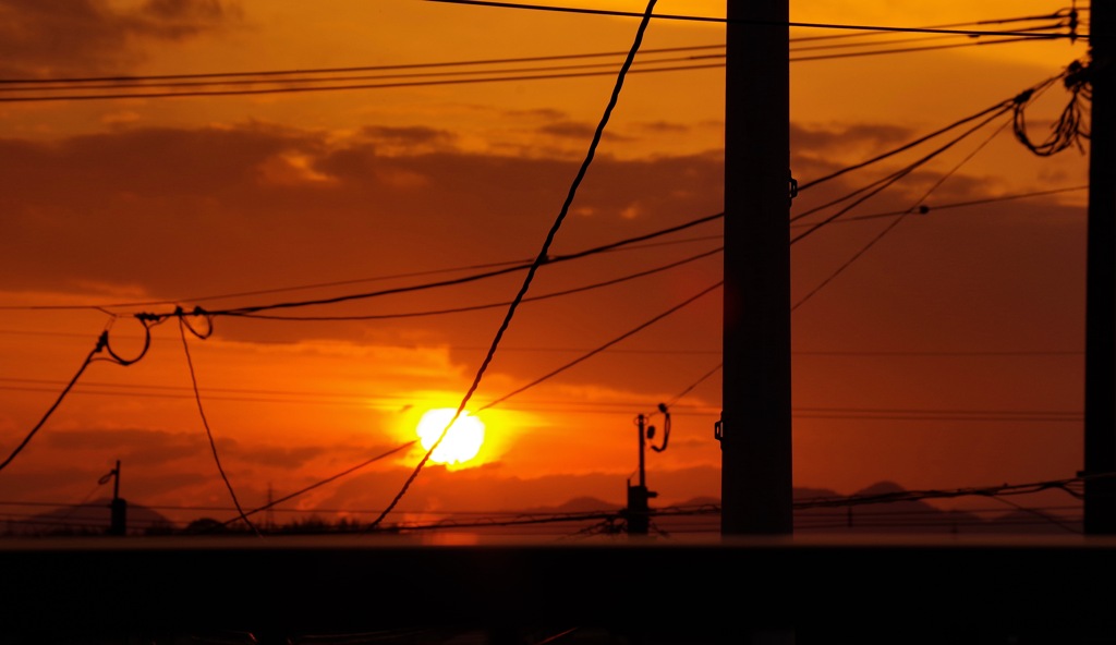 電柱越しの夕日