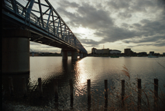 曇天と川面と鉄橋