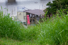 夏草の中のボート小屋