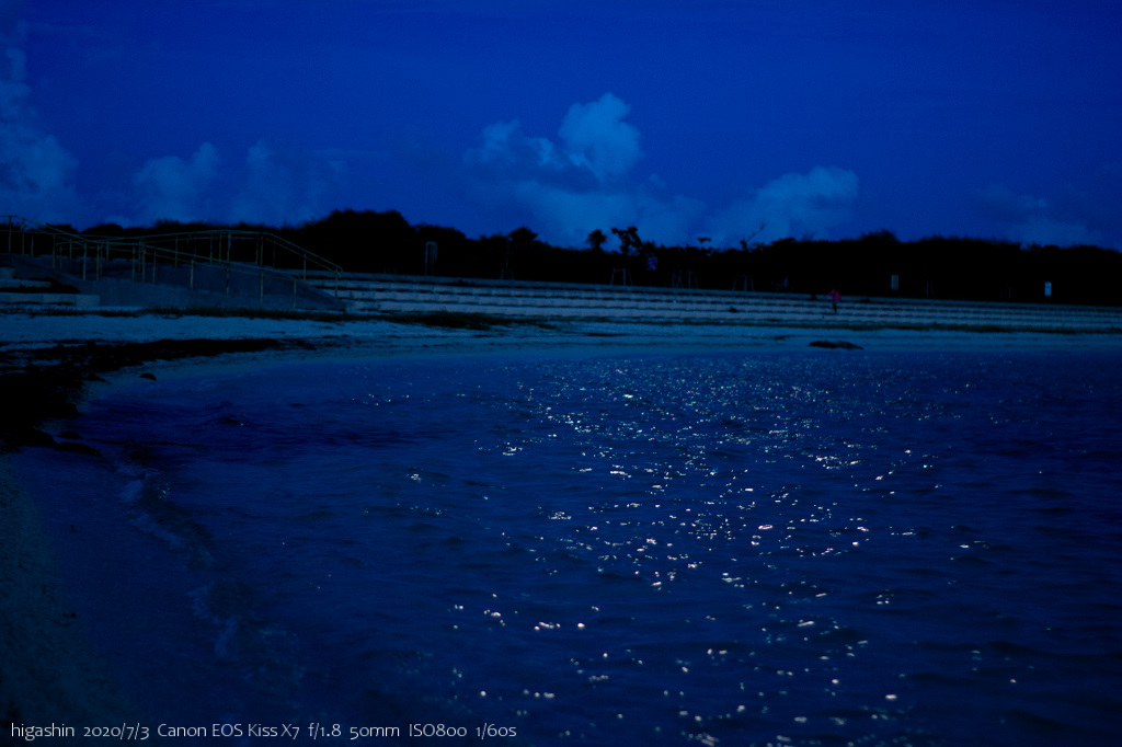 静かな夜の海