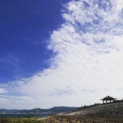 空の背景と休憩所