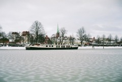 凍った川と船