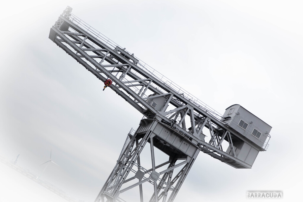 ハンマーヘッドで釘を・・