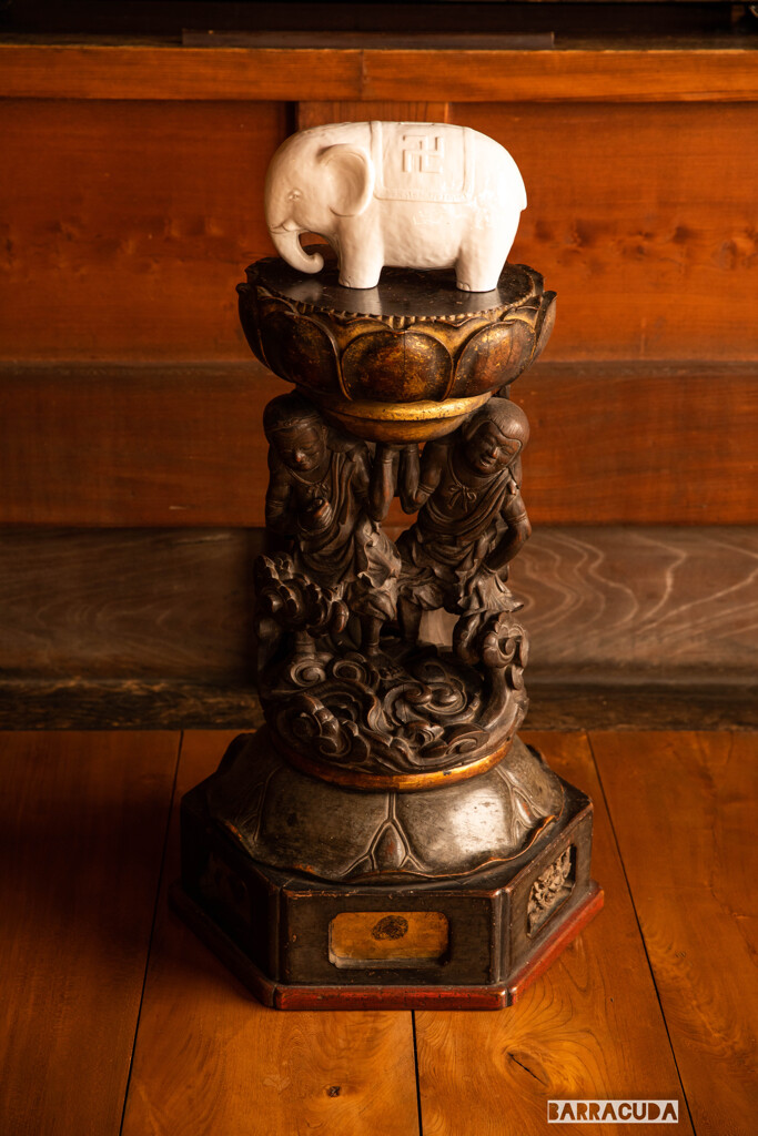 九品仏再び　白い像