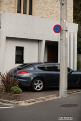 高級住宅街の高級外車