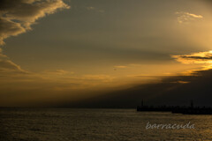 江の島の夕暮れ、よく見ると、飛んでいる