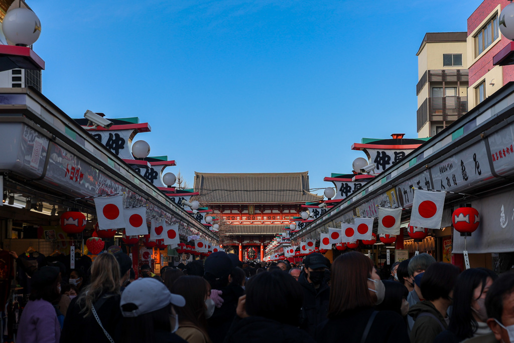 浅草寺　並ぶ日の丸　仲見世通り