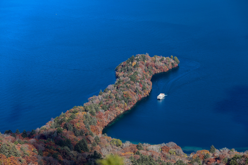 快晴の中禅寺湖　八丁出島とボートの軌跡