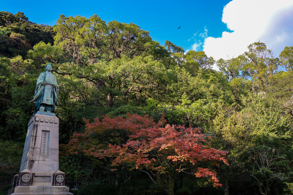 薩摩の青空と紅葉と島津久光公の銅像前にて