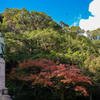 薩摩の青空と紅葉と島津久光公の銅像前にて