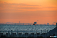 東京湾横断道路の海上ルートと貨物船　東京湾望遠景