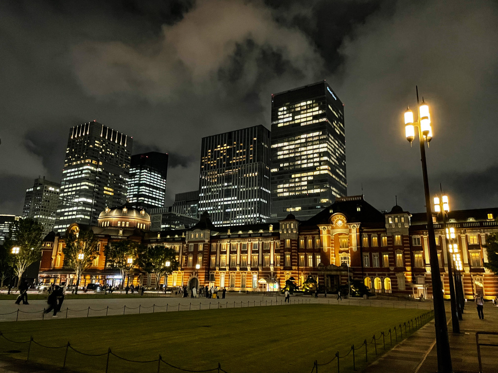 夜の憩い　東京駅丸の内　広場