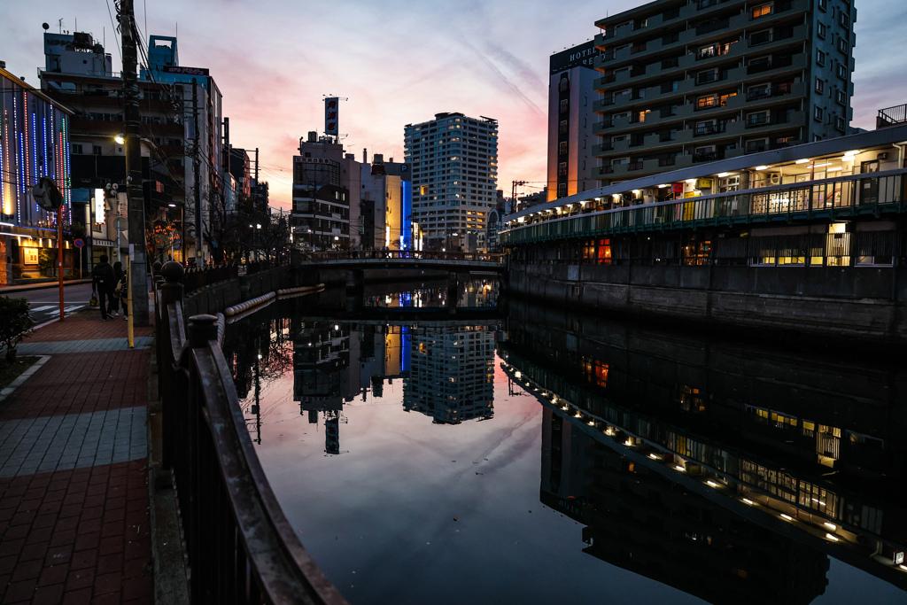 横浜　野毛　都橋商店街の夕暮れ