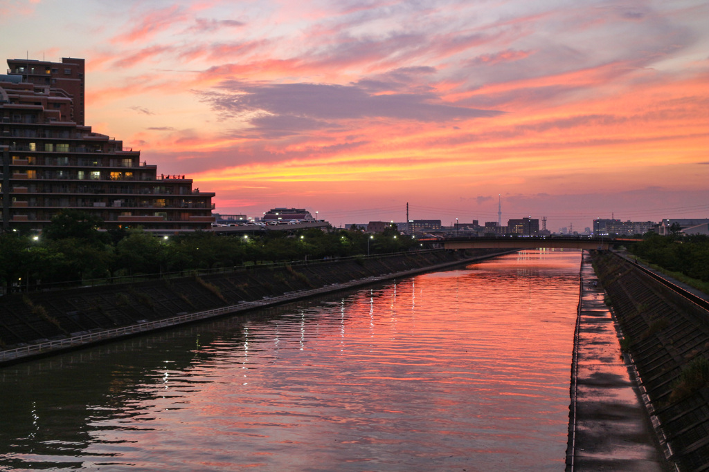 浦安境川夕景　夕立と虹の後の夕焼け空