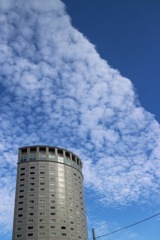 半円形のホテルと不思議な冬雲