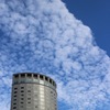 半円形のホテルと不思議な冬雲
