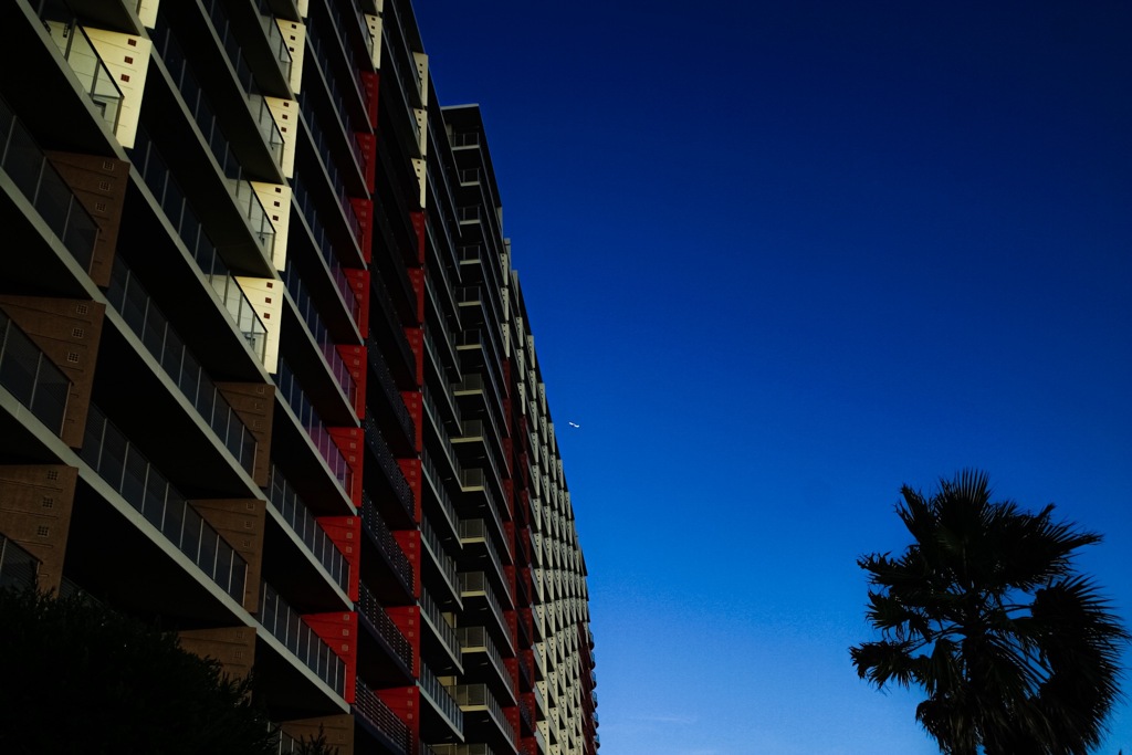 カラフルなマンション越しの夏空
