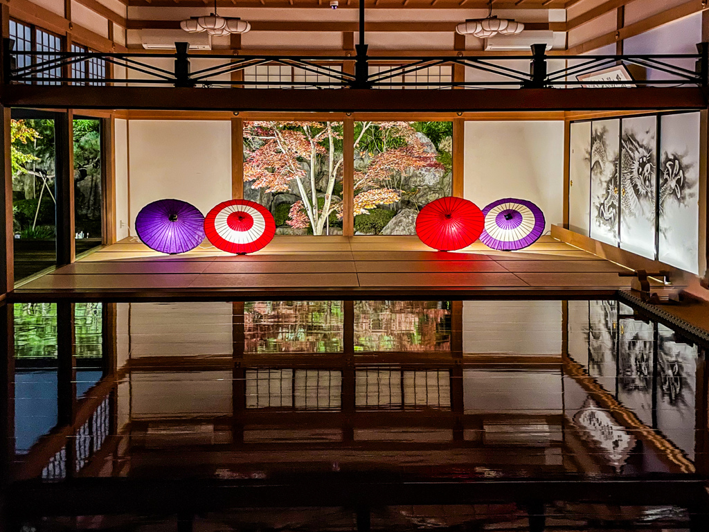 宵闇の禅寺　リアル空間と漆床の空間　紅葉と龍