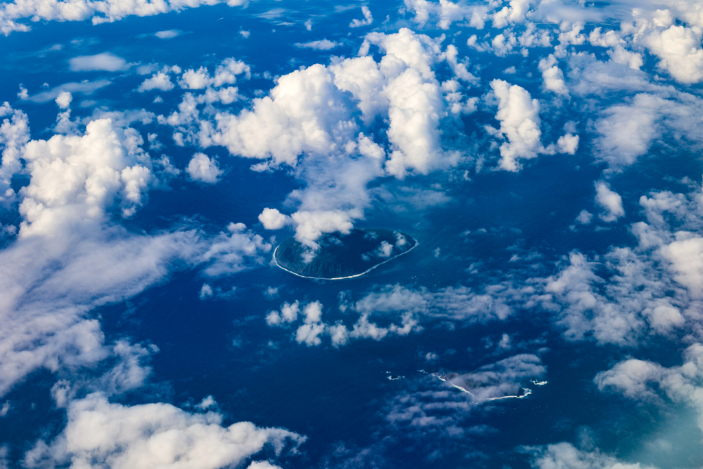 空撮　夏雲に覆われる東京都利島村　利島と鵜渡根島