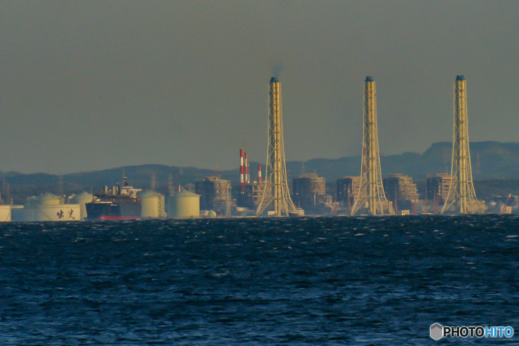 蜃気楼現象がない日の姉崎　出光コンビナートと姉崎火力発電所