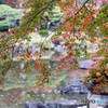 石灯籠と池と紅葉　その2