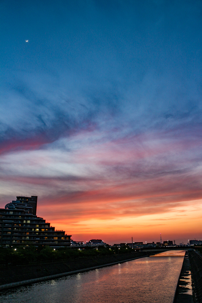 浦安境川こどもの日の夕景　三日月（月齢4.3）を添えて