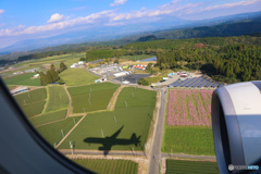 着陸直前の飛行機の影
