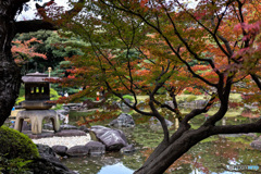 石灯籠と池と紅葉　その1