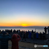 AppleiOS リコメンド 海からの日の出を見る人々