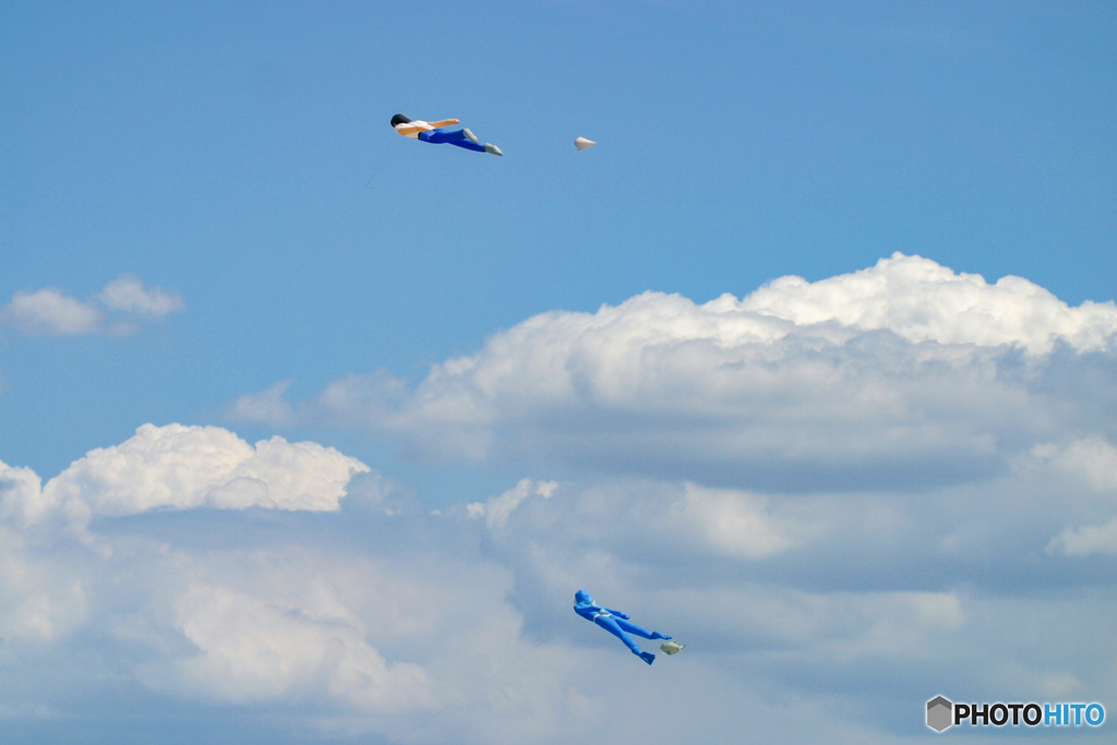 夏空を超えて泳ぐ人たち