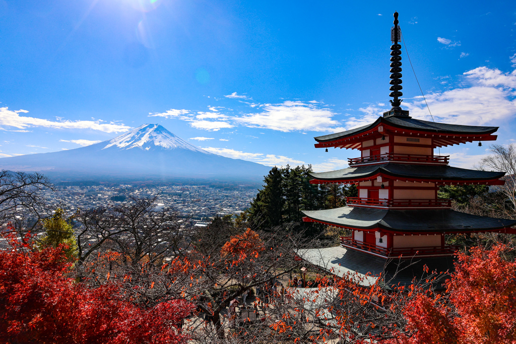 新倉富士浅間神社　SNS映えを撮る　外国の方多し