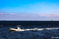 東京湾　浦安沖をゆく船　1