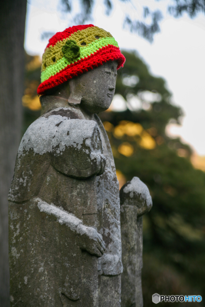 鮮やかなニット帽で冬支度　正法寺門前のお地蔵さん