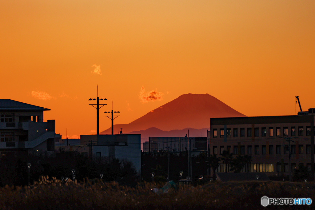 浦安から見る夕陽の中の赤い富士