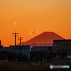浦安から見る夕陽の中の赤い富士