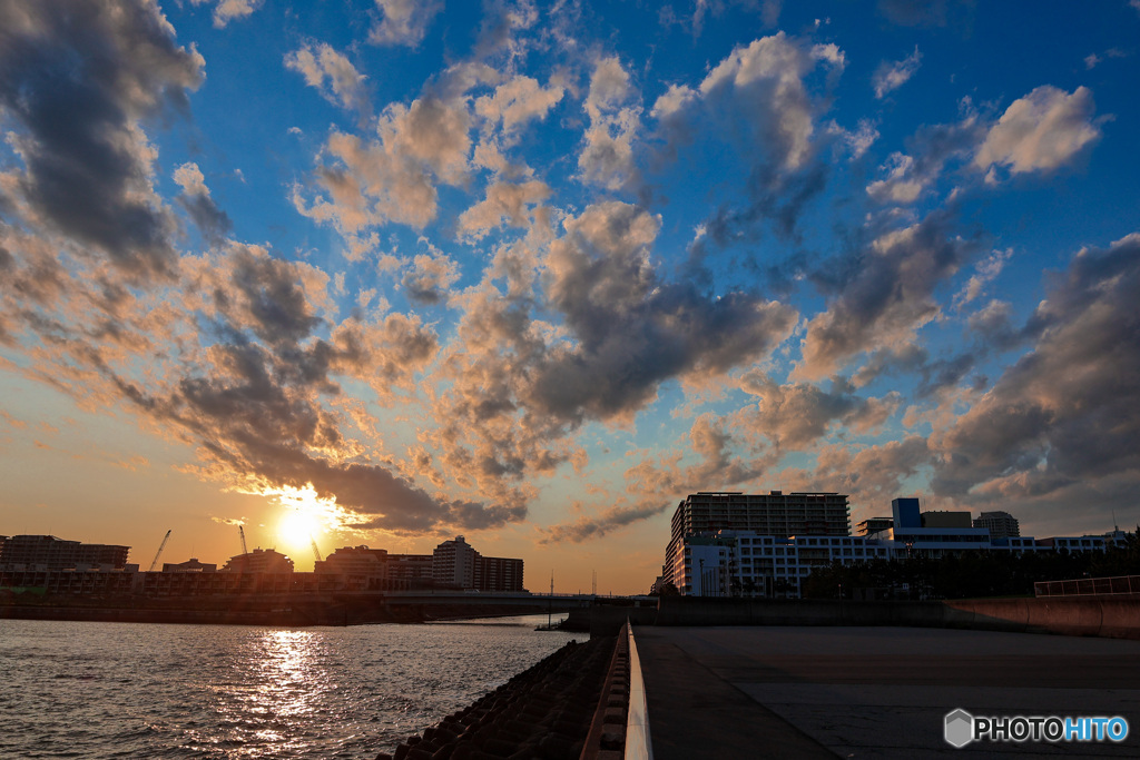 久々の好天　浦安境川河口からの夕景