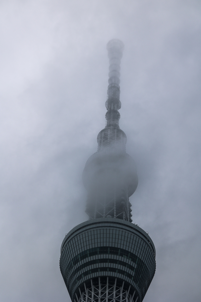 雨雲に突き刺さるスカイツリー
