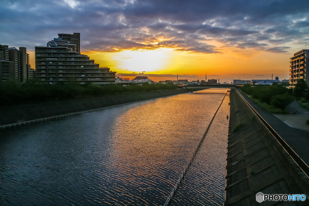 浦安境川夕景　無風なれど満ち潮により、上るさざ波