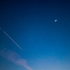 今夕は　三日月　木星　金星が大接近　そこに飛行機雲