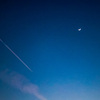 今夕は　三日月　木星　金星が大接近　そこに飛行機雲