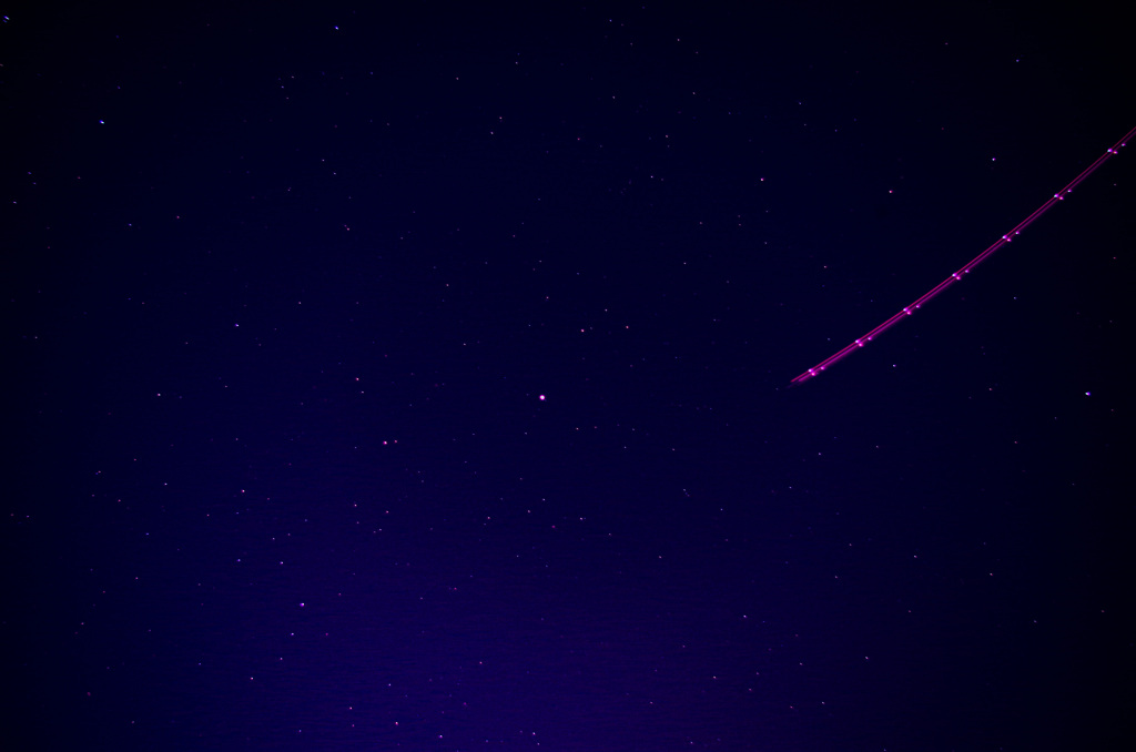初の夜空撮影　牛飼いの股間からかんむり座を目指す　夜の飛行機