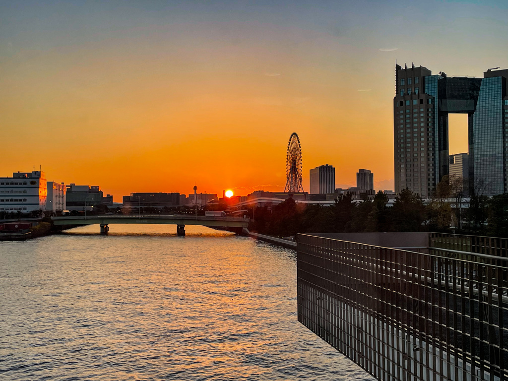 東京ビックサイト　水上バス乗り場からの夕日
