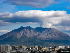 白煙を生み　その姿街に迫る　鹿児島桜島山