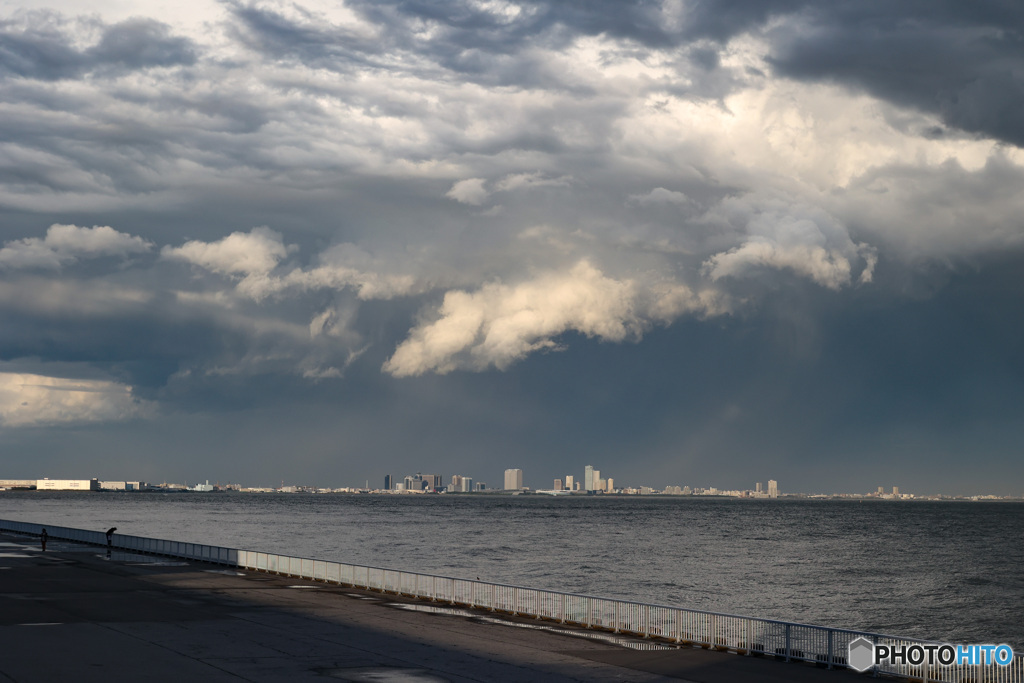浦安沖の空　晴れなのに雨降る日