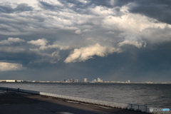 浦安沖の空　晴れなのに雨降る日