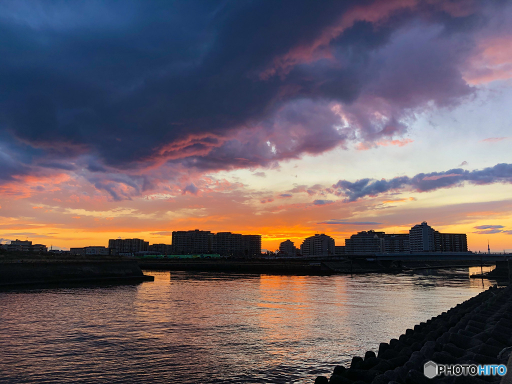 春の嵐の後ジョギング中の5連作　5 浦安境川河口の夕景