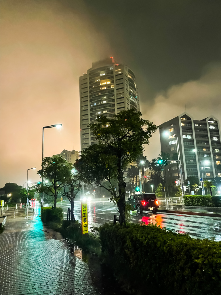 大雨にけぶる　マリナイースト21