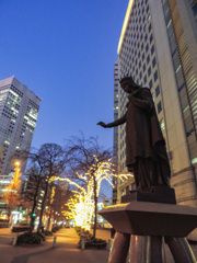 光を与える新宿の女神