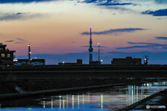 浦安境川、東京スカイツリーのある夕景